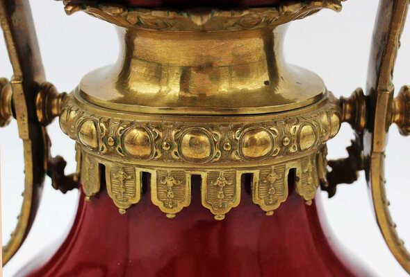 Каминные часы с двумя канделябрами